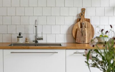Hauteur idéale d’un plan de travail de cuisine : le guide pour ne plus avoir mal au dos