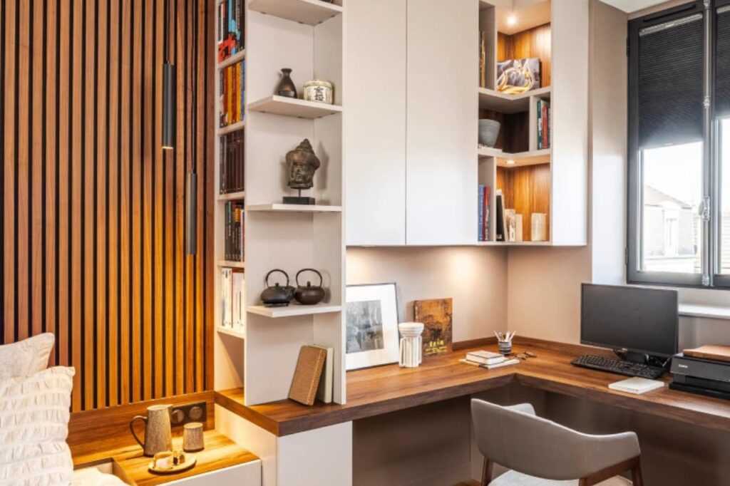 Bureau bibliothèque sur mesure intégré dans un salon, avec rangements ouverts et fermés